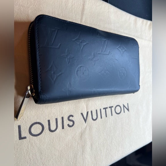Authentic Louis Vuitton zippy wallet - Picture 2 of 9